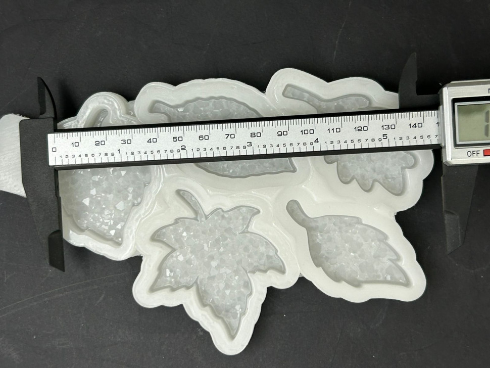 No. 657 Crystal Leaves with Border, Mini Brooches Silicone Mold - image 5