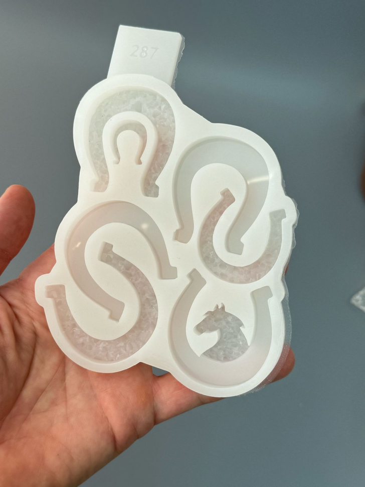 No. 287 Horseshoe Brooches, 7 Cavities Silicone Mold - image 2